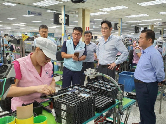 이재용 삼성전자 부회장(오른쪽에서 두번째) 이 지난 1월 말 브라질 마나우스 공장 내 스마트폰·TV 조립 공정을 살펴보는 모습. <삼성전자 제공>